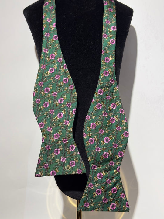 Grøn med Lyserøde blomster og grønne grene