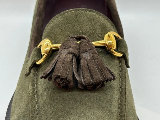 Grøn og brun loafer i ruskind med chunky bund og messingspænde og tassels