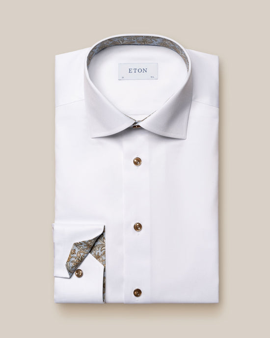 Hvid Eton herreskjorte med kontrast i knapper, krave og manchetter