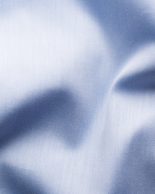 Lyseblå Eton skjorte med kontrast i knapper, krave og manchetter