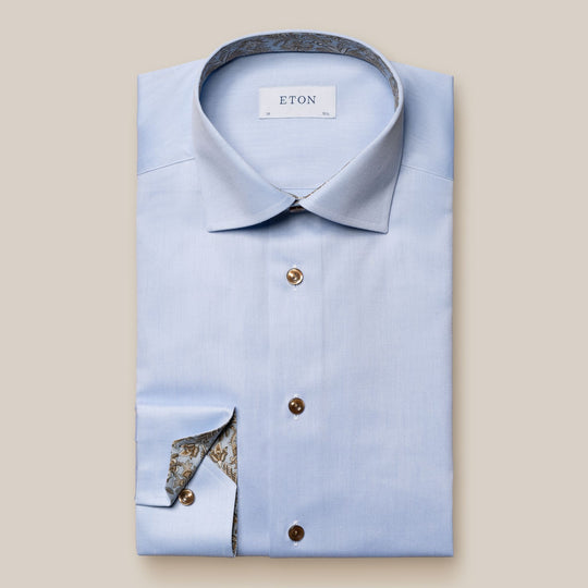 Lyseblå Eton skjorte med kontrast i knapper, krave og manchetter