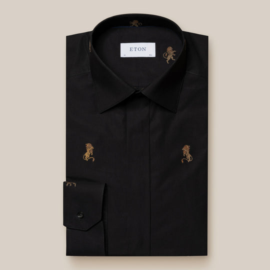 Sort Eton herreskjorte med løvemotiv og skjult front