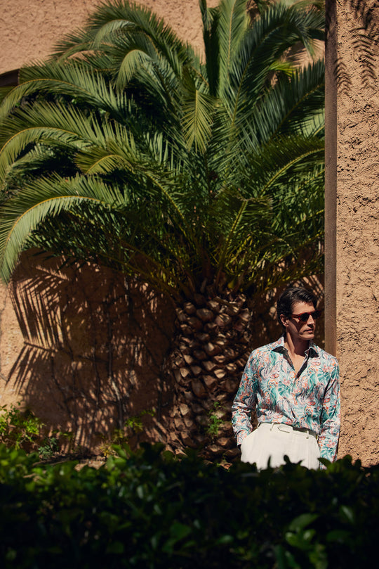 Multiprintet Eton herreskjorte med storer Papegøjer og cut-away krave