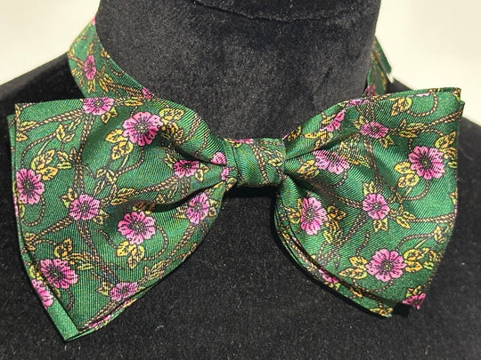 Grøn med Lyserøde blomster og grønne grene