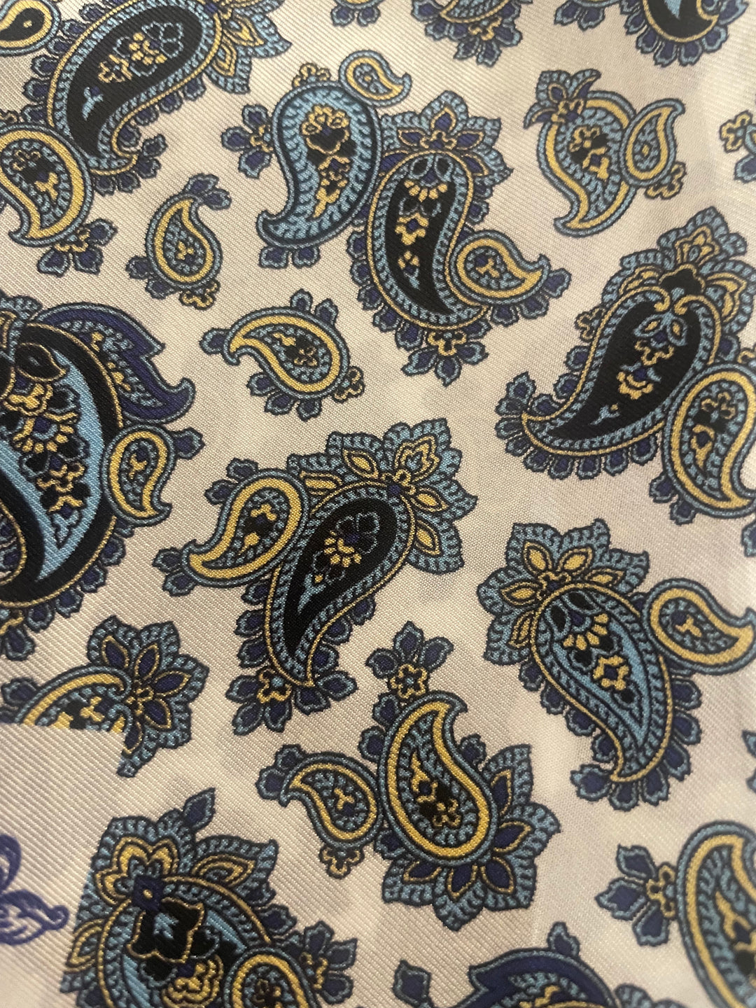 Charmeklud hvid med lysblå paisley