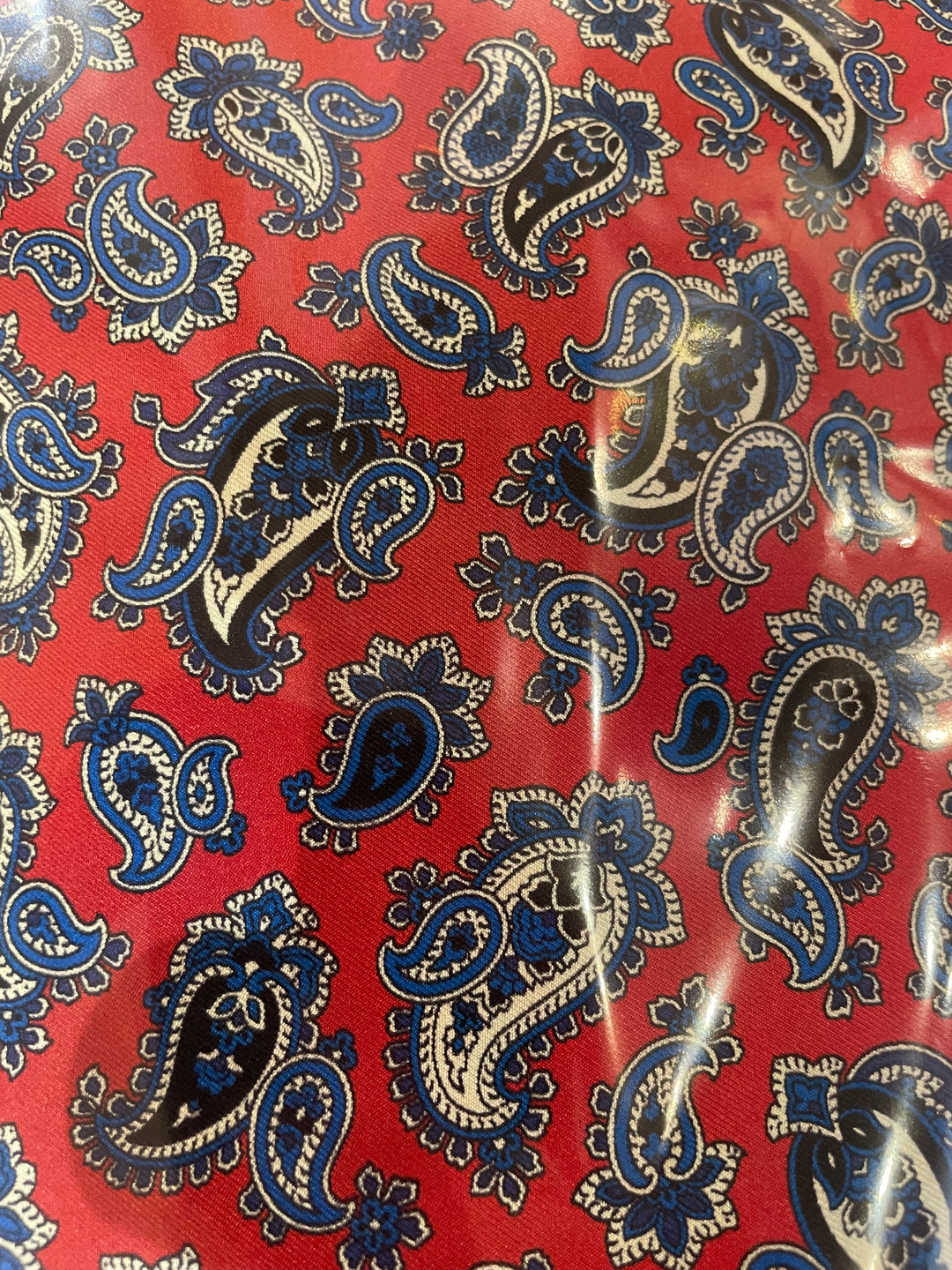 Ascot rød med blå/hvid paisley