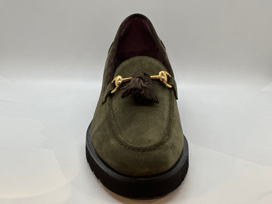 Grøn og brun loafer i ruskind med chunky bund og messingspænde og tassels