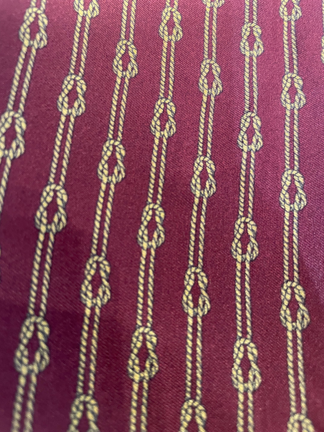 Charmeklud bordo med guld knob