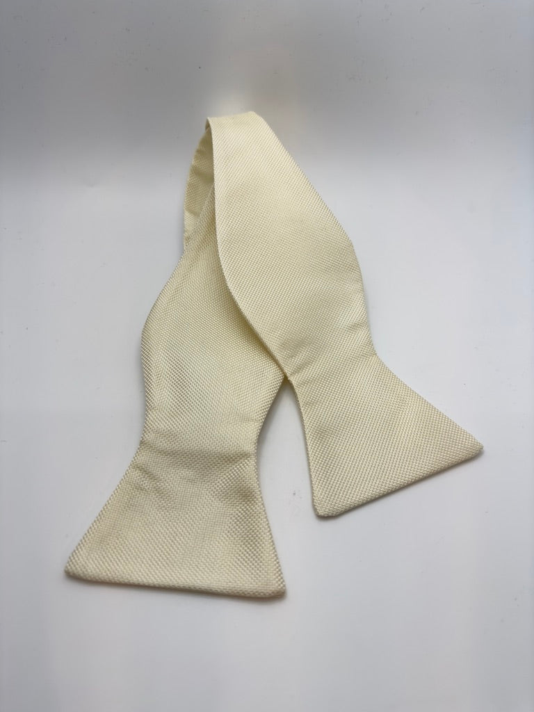 Butterfly selvbinder creamfarvet lavet af Herrernes Magasin