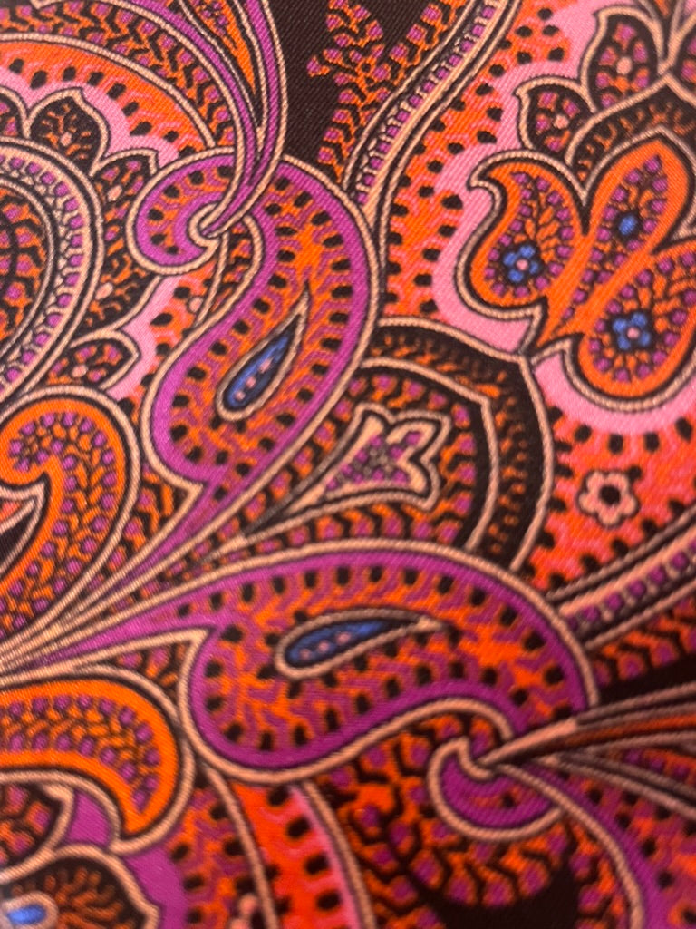 Lommeklud sort med stor rødlig paisley
