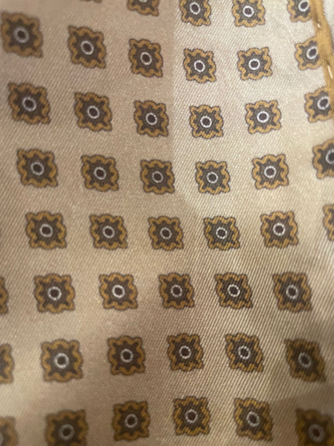 Charmeklud beige med symetrisk mønster