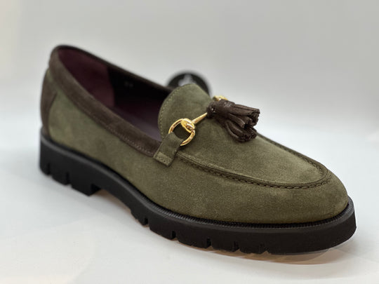 Grøn og brun loafer i ruskind med chunky bund og messingspænde og tassels