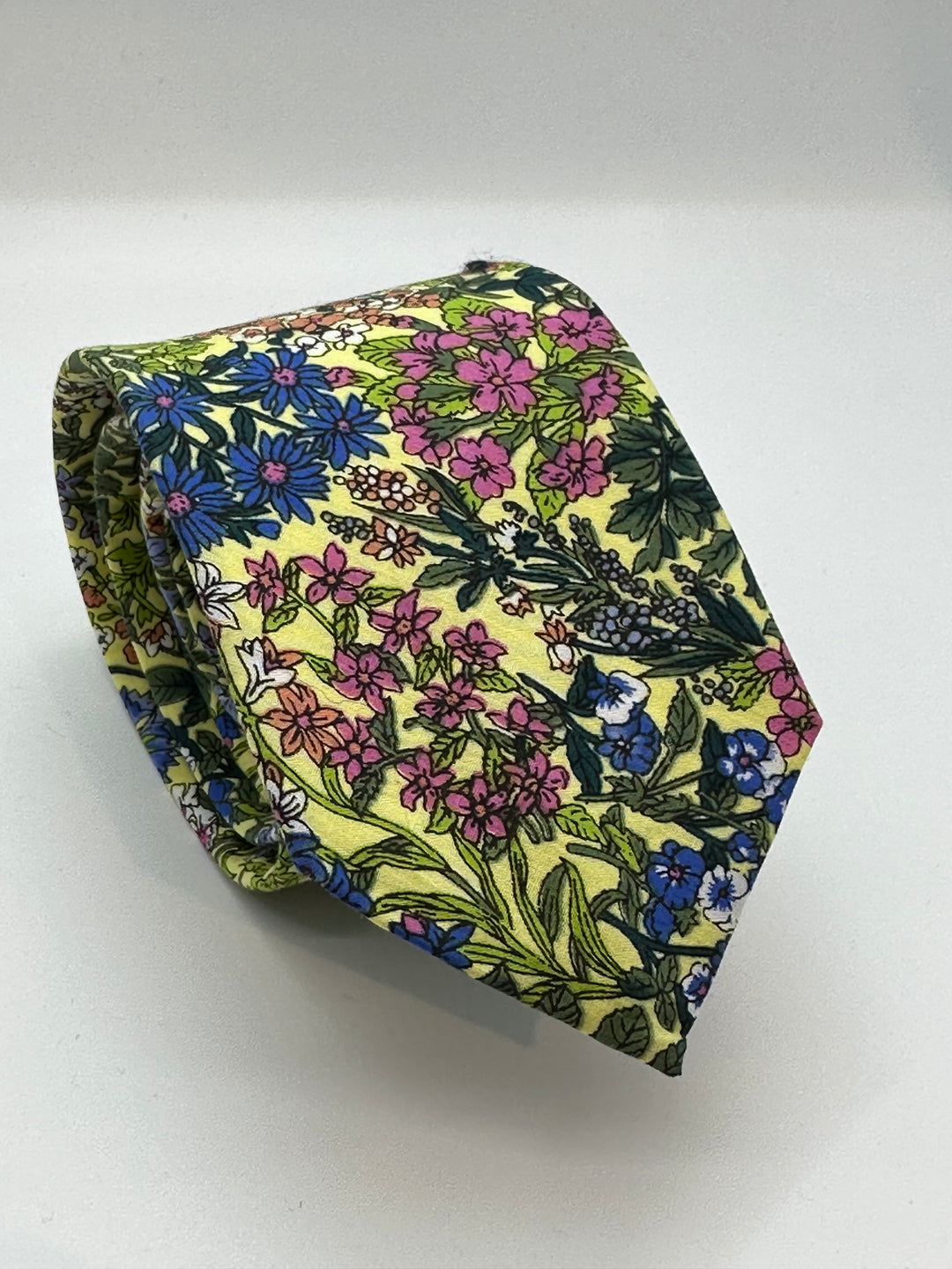 Slips i gul med multifarvede blomster