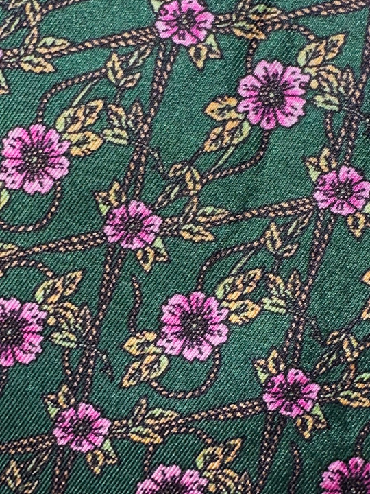 Grøn med Lyserøde blomster og grønne grene