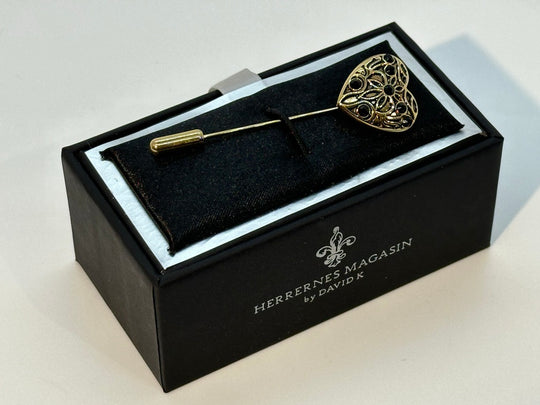 Gylden hjerteformet reversnål by David K.