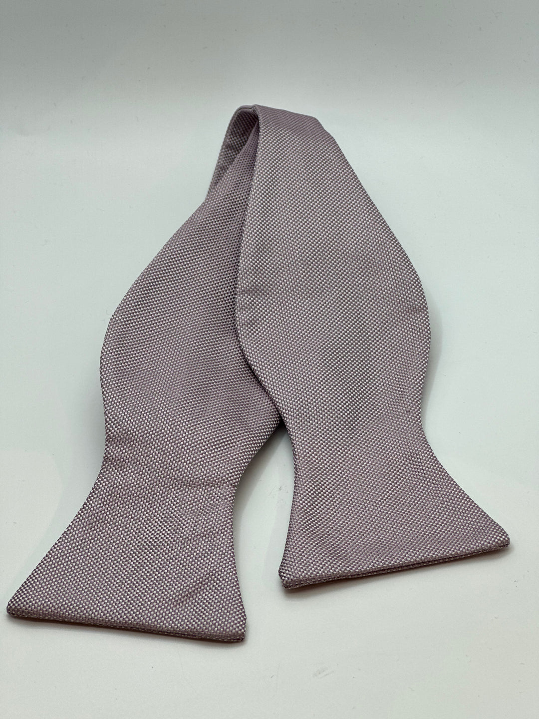 Butterfly selvbinder LAVENDER lavet af Herrernes Magasin
