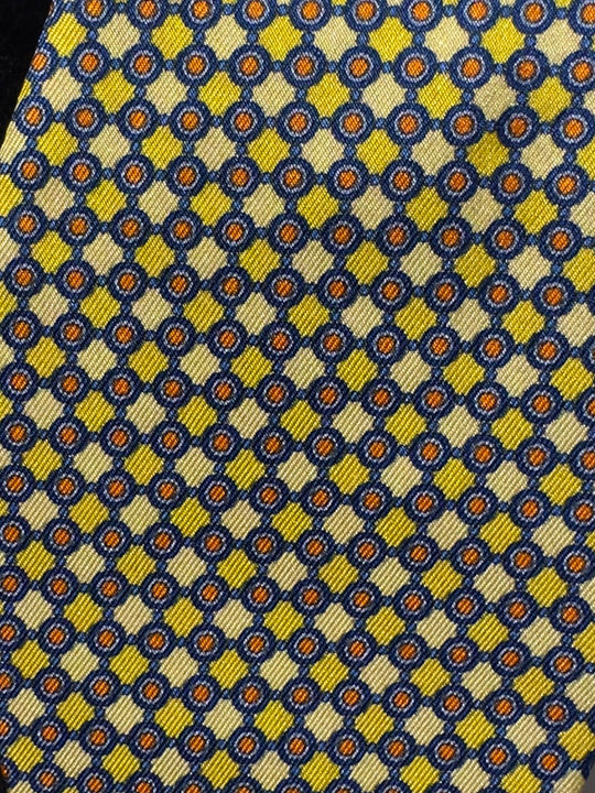 Gul med små røde prikker