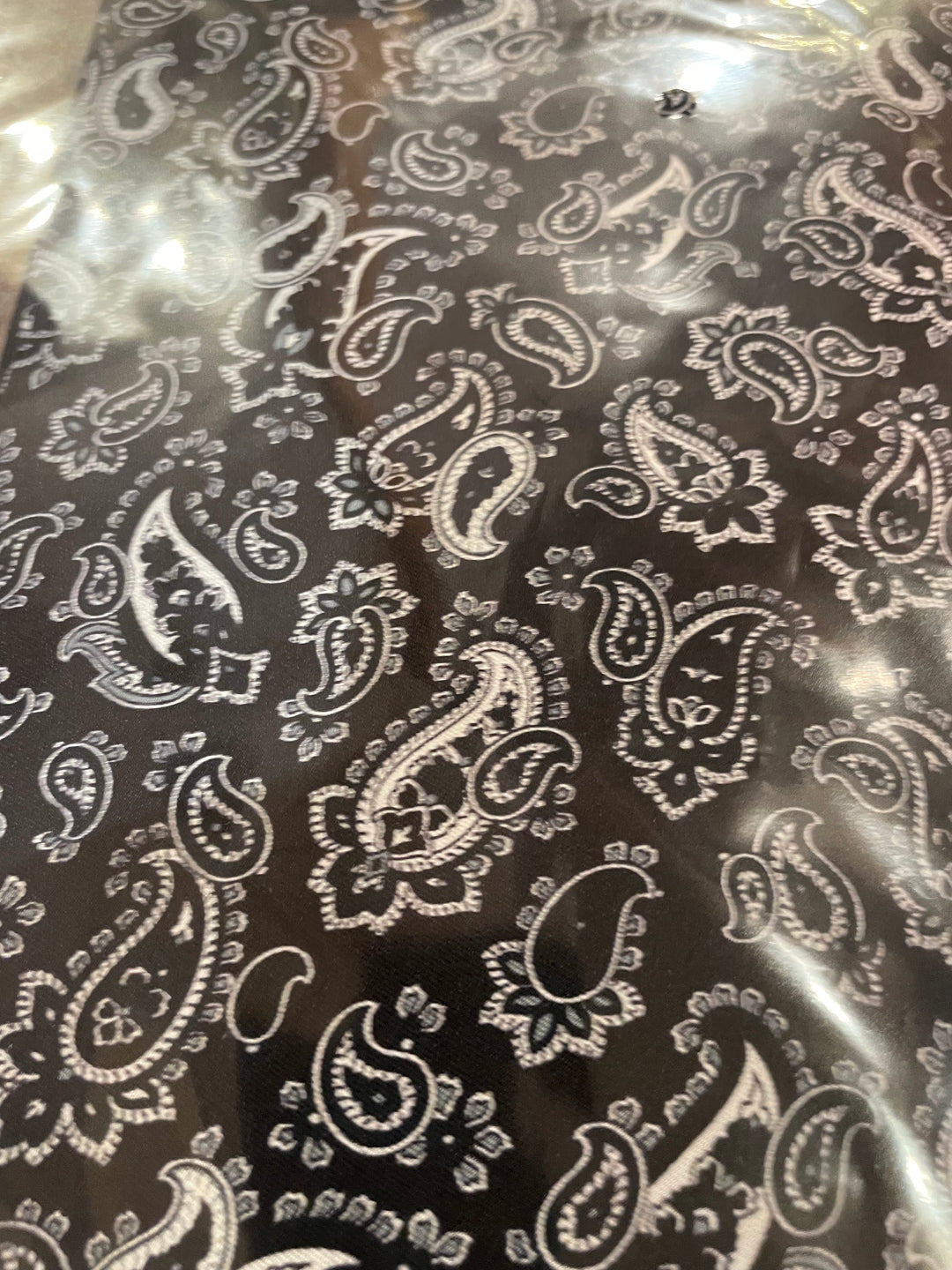 Ascot sort med hvid paisley