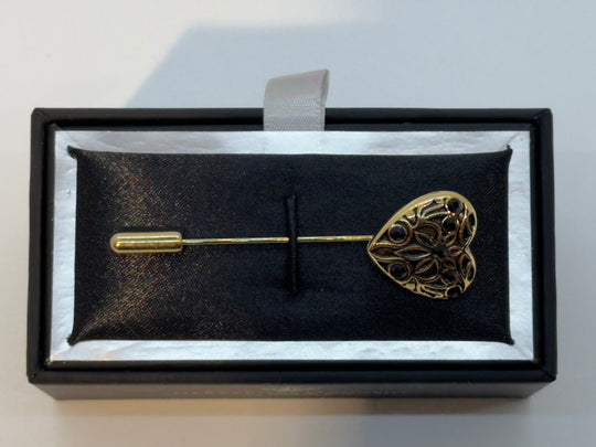 Gylden hjerteformet reversnål by David K.