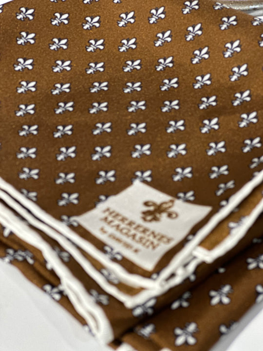 Charmeklud Brun med Hvide Fleur de Lis og hvid kant