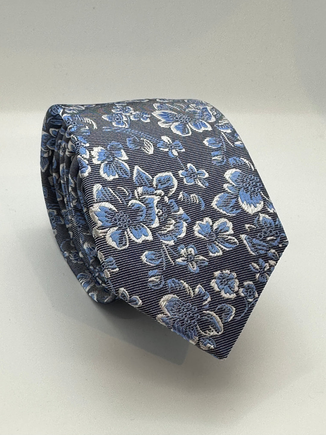 Slips i gråt med lyseblå og hvide blomster