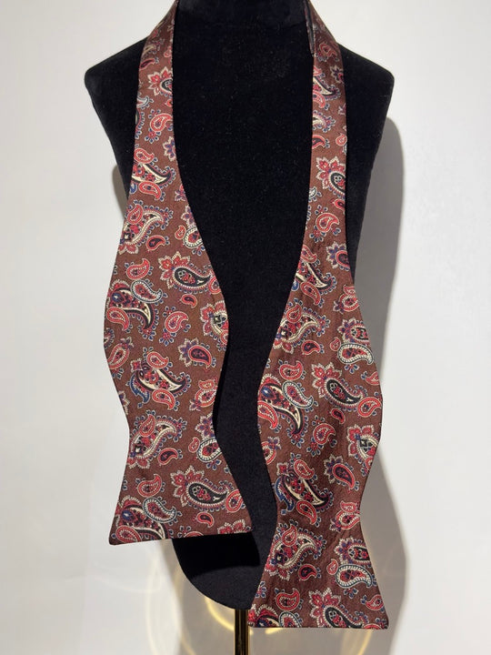 Brunlig med Rød og beige Paisley
