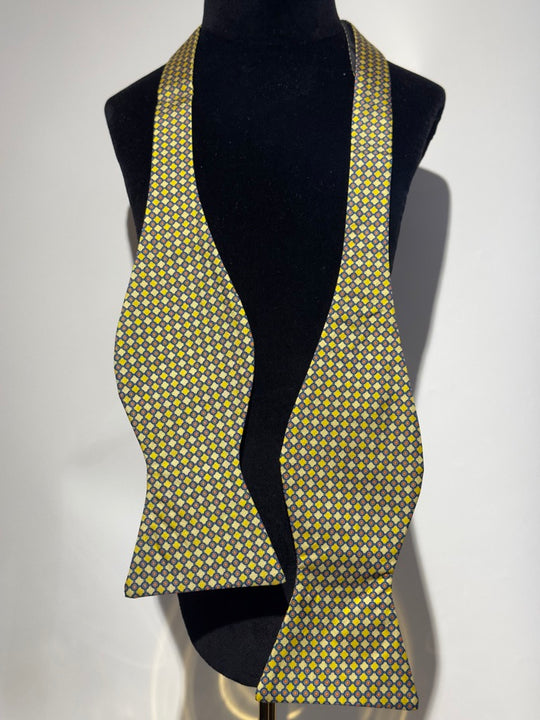 Gul med små røde prikker