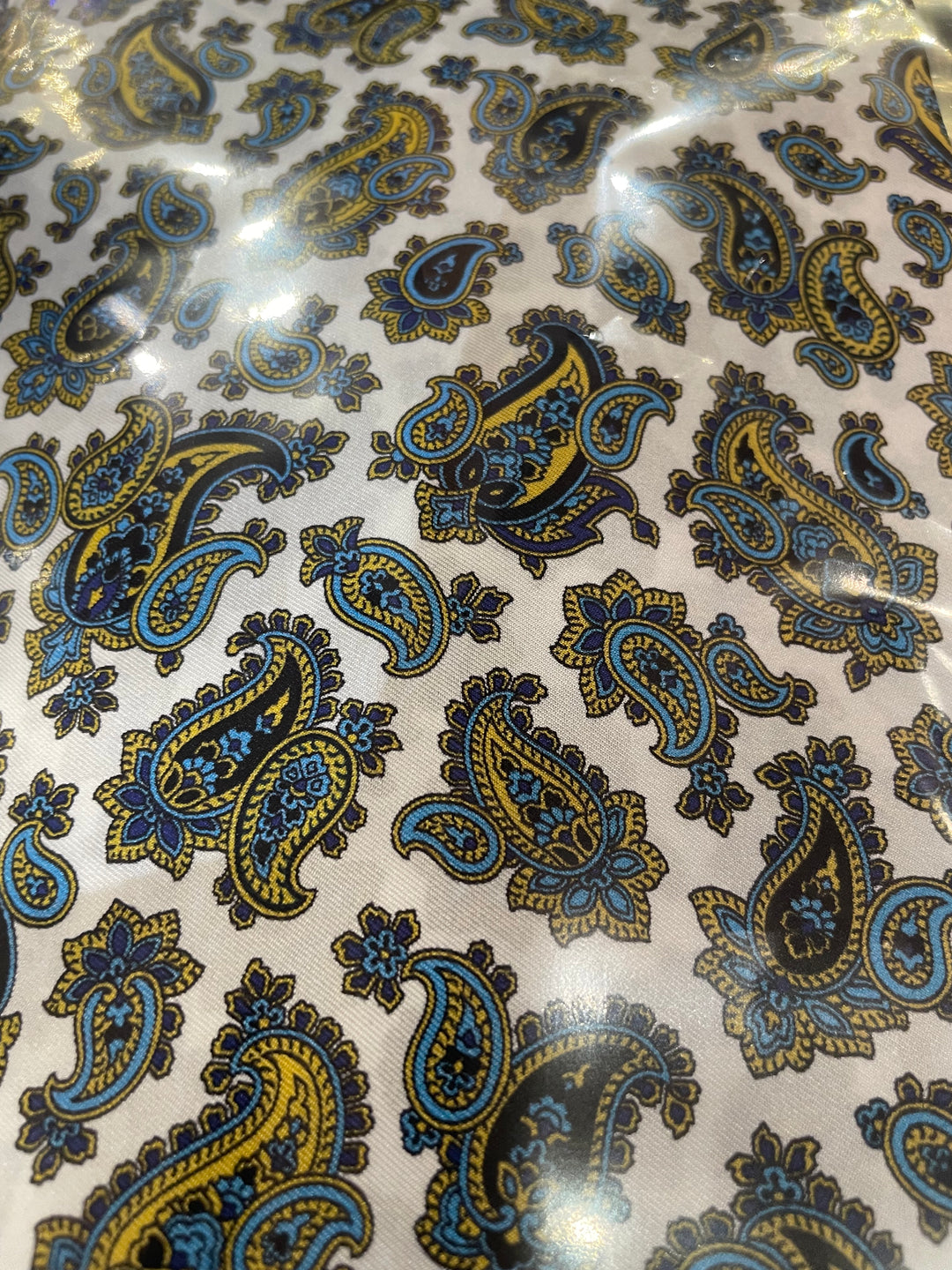 Ascot hvid med blå/guld paisley