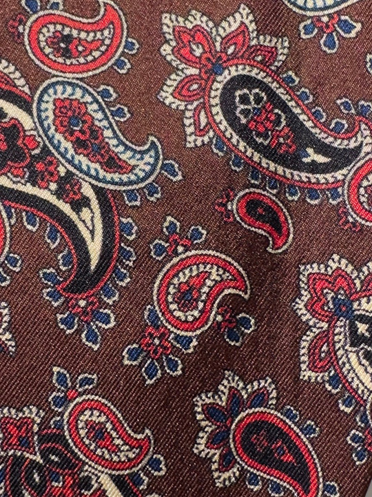 Brunlig med Rød og Beige Paisley