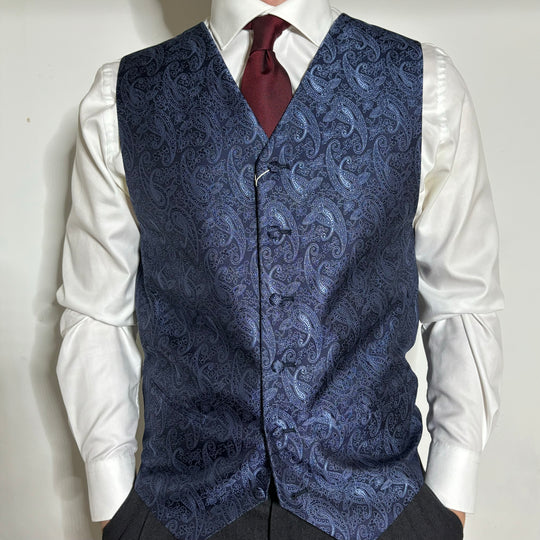 David K.herrevest i Navy med paisleymønster