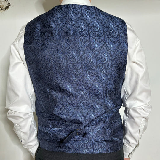 David K.herrevest i Navy med paisleymønster