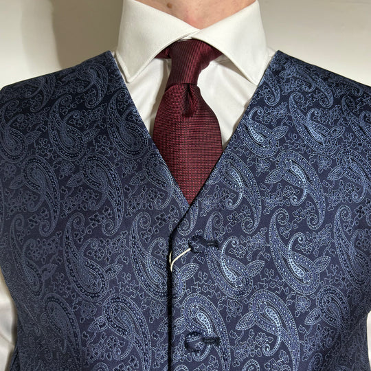 David K.herrevest i Navy med paisleymønster