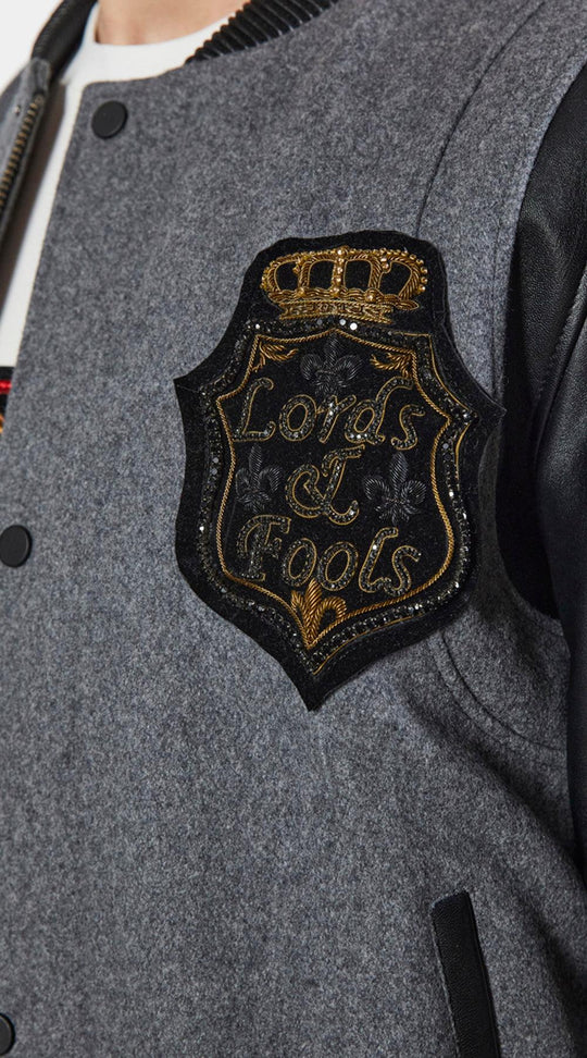 Lords&Fools kort bomberjacket med læderærmer og broderet L&F logo på bryst