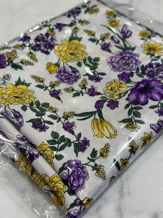 Charmeklud med Hvide gule lilla og grønne blomster og lille kant