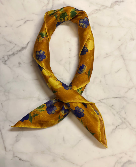 Charmeklud Lys orange med blå og gule blomster