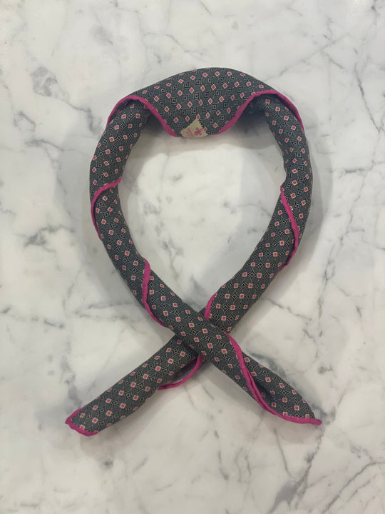 Charmeklud - Grå med Pink kant og pink firkanter