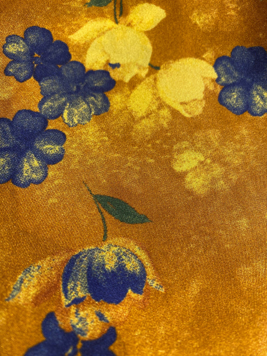 Charmeklud Lys orange med blå og gule blomster