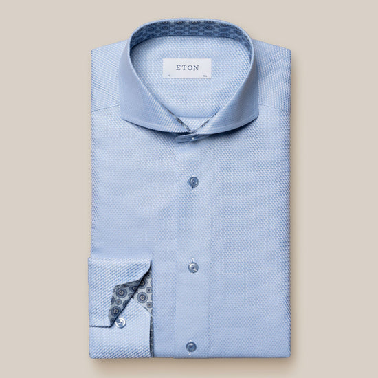 Herreskjorte fra eton, 100% egyptisk bomuld, flot mønster i blå. Kontrast mønster på indersiden af krave og manchet. Cut-away krave