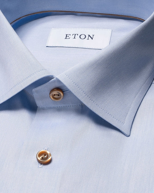 Lyseblå Eton skjorte med brune knapper