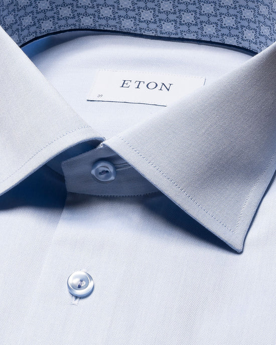 Lyseblå Eton skjorte med Blåt Geometrisk mønster i krave og manchetter