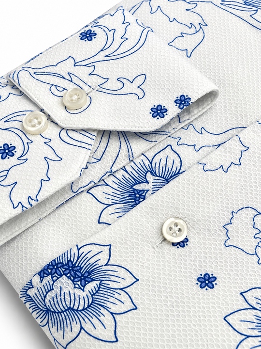 Hvid skjorte med navy porcelænsblomst print og cutaway krave - by davidk