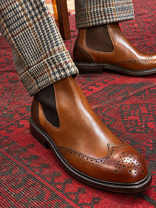 Cognacbrune Chelsea boots med wingtip-brogue og mørkebrune sildeben elastikpaneler