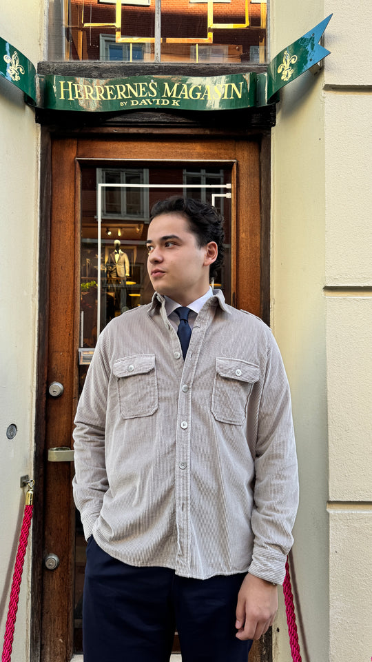 fløjels overshirtskjortre 100% bomuld i lys mocha