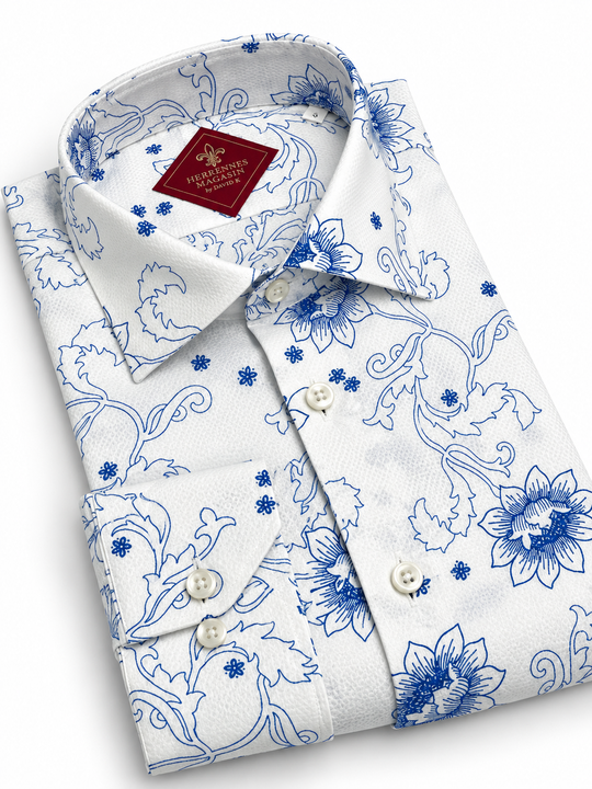 Hvid skjorte med navy porcelænsblomst print og cutaway krave - by davidk