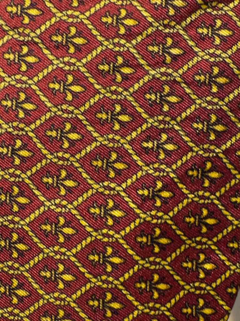 Rødlig med Gylden Fleur de Lis