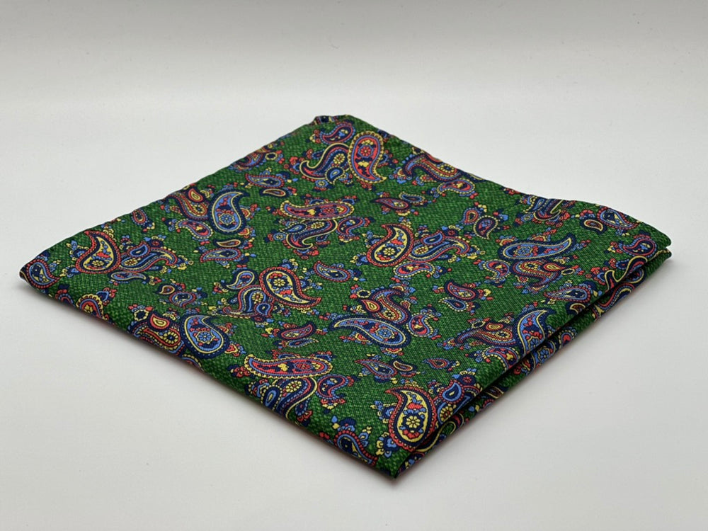 Pocketsquare i grønt med paisley i blå, rød og gul