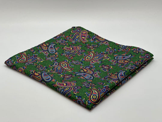 Pocketsquare i grønt med paisley i blå, rød og gul