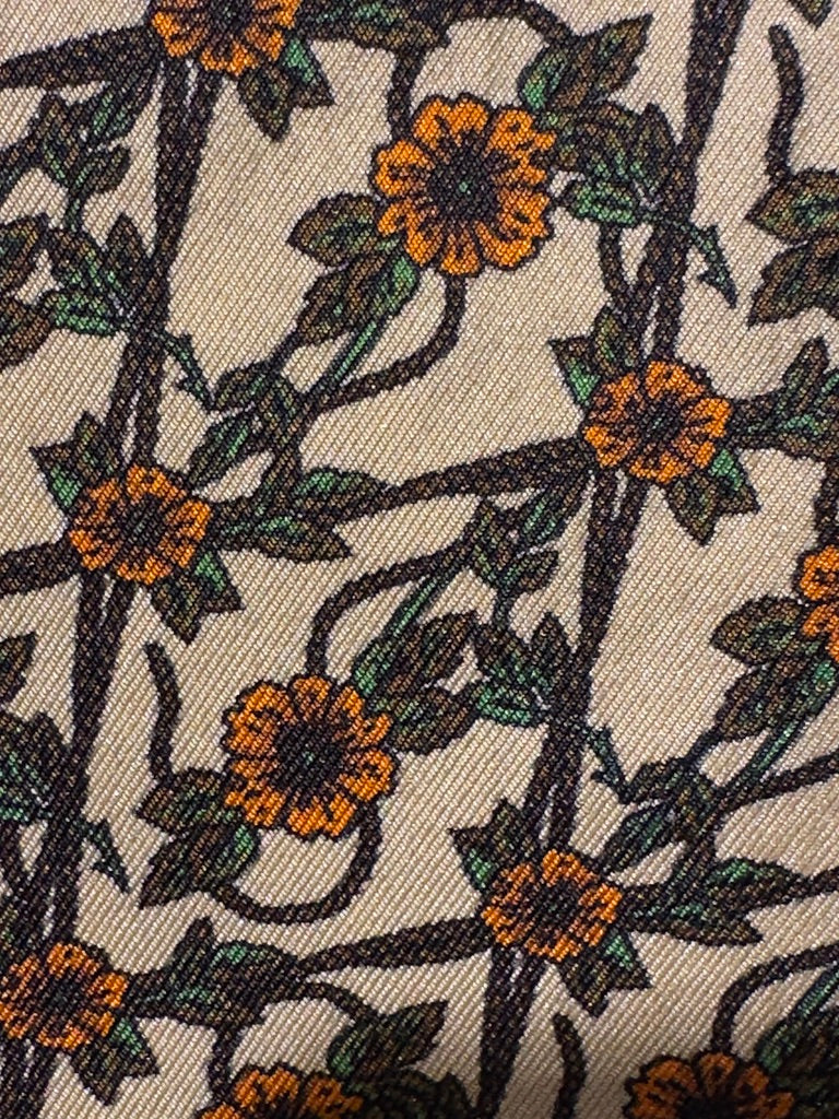 Beige med Orange blomster og grønne grene
