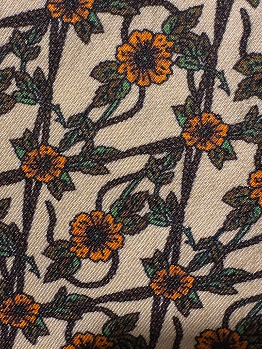 Beige med Orange blomster og grønne grene