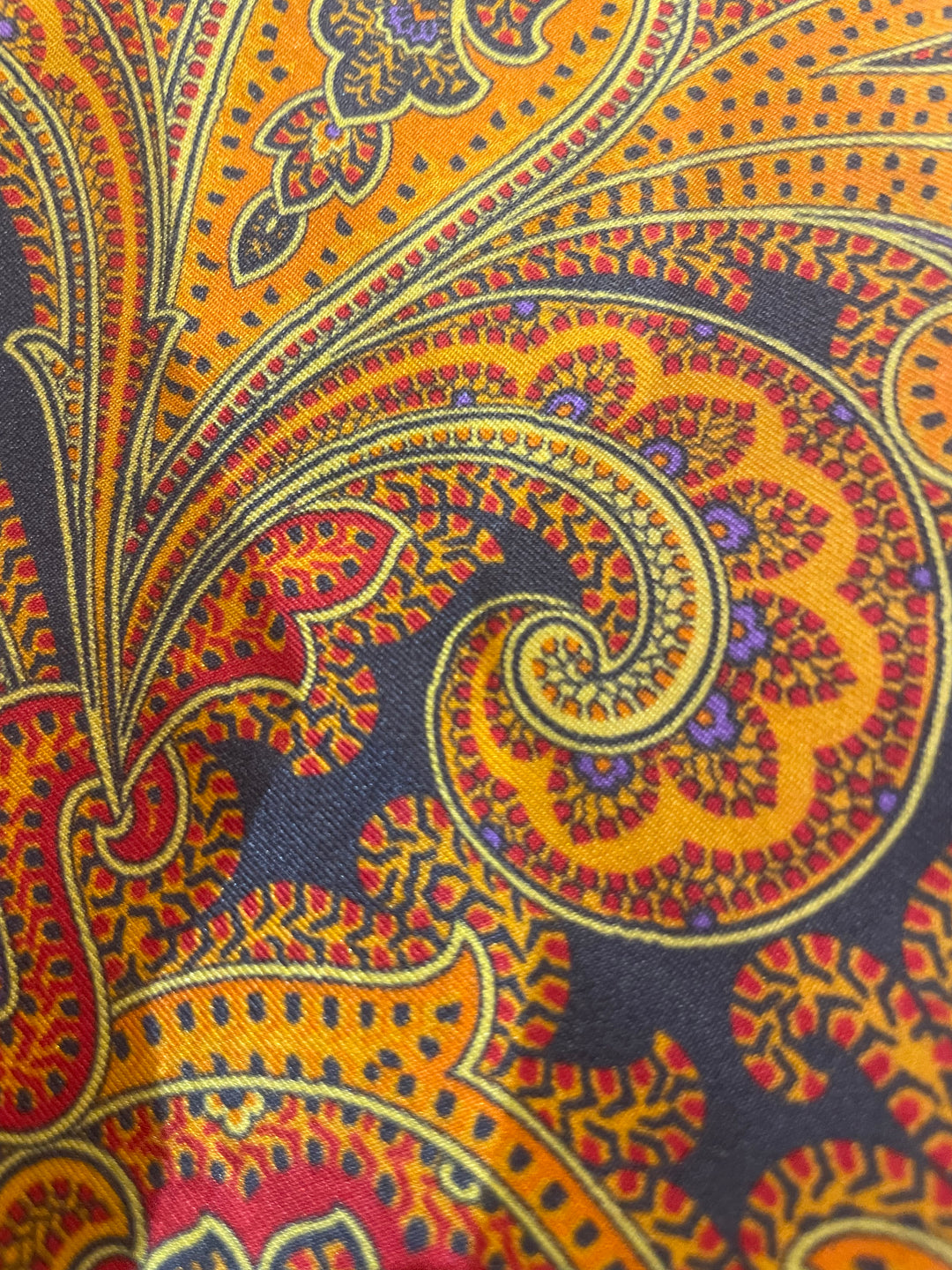 Charmeklud sort baggrund med stor orange paisley